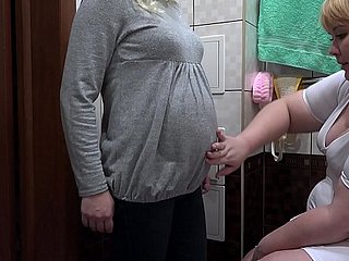 一名护士使得在毛茸茸的猫和按摩她的阴道怀孕摩洛伊斯兰解放阵线乳白色灌肠。程序意外终止的高潮。恋物癖女同性恋者。