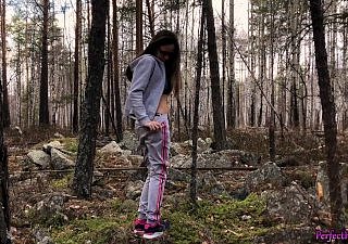 女学生在森林里有与体育教师的性感