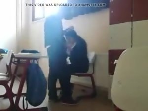sinifta sakso cekiyor Türkisch