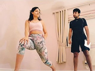 Teen kişisel antrenör için çıplak olmak ve onun horoz emmek için kandırdı