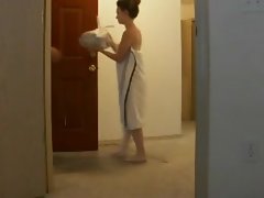 业余投下她的毛巾一个快递员