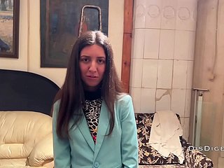 Recogió una chica modesta en el teatro y se divorció de sexo en una galería de arte