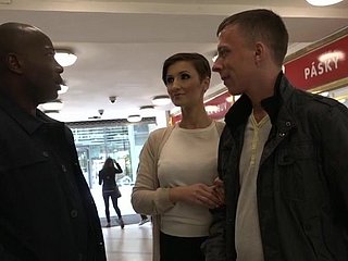 Любитель получает свою дозу в задницу для целой межрасовой игры в рогоносную рогон