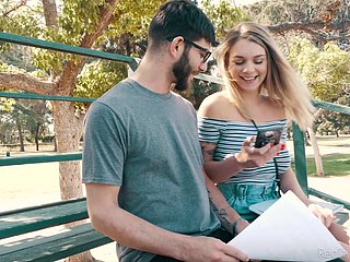 Recogido ratón de biblioteca barbudo en el parque tetona Gabbie Bearer le da titjob
