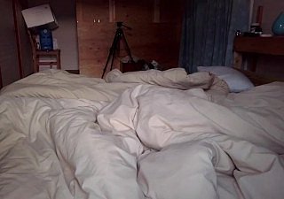 Ziehen Sie das Höschen Ihrer Frau aus und führen Sie es ein. Morgenroutine: Sie ist babe