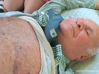 新鮮な顔の金髪ティーン、クリスティナ B が古代のパパに頭を与える