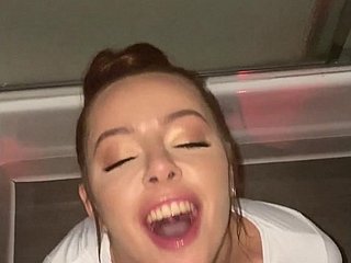 Camsoda mungil berusia 18 tahun menggedor keras