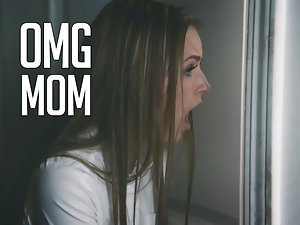 dochter kijkt haar moeder en haar leraar
