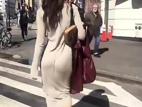 Emily Ratajkowski berjalan tanpa seluar dalam atau dengan g-string
