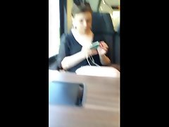 電車の私の前の少女