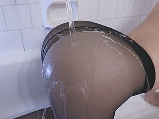 Mad about My Stepsister in Wet Pantyhose 继妹的湿袜诱惑