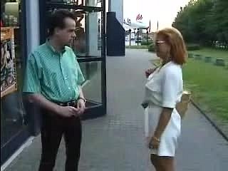 Lady Barbara laat zich going all over een kerel uitkleden all over een mooie retro-clip