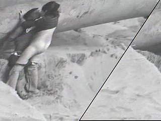 سینگ لیٹنا جوڑے ساحل سمندر پر ایک چٹان کے قریب مزے کر رہے ہیں۔