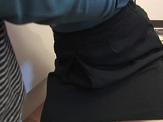 襟付きブルネットは彼女のクリトリスはおもちゃでからかわます