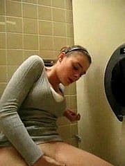 cô gái ngạc nhiên trong suốt cực khoái trong nhà vệ sinh !!!