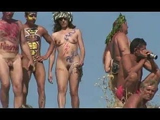 Kanak-kanak perempuan dengan badan-badan dicat dengan pantai perkempulan hidup telanjang Rusia