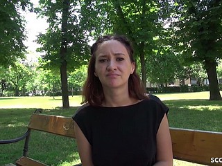 НЕМЕЦКИЙ SCOUT - ТОЩАЯ ПОДРОСТОК GINA трахаться НА УЛИЦЕ ЛИТЬЯ