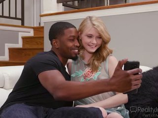 Geile tow-haired baby Hannah Hays cheats op haar vriendje met een zwarte radiate